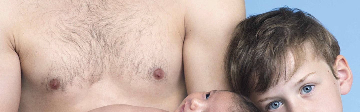 Far, baby og søn med tør hud, som bruger La Roche-Posays produkter for en velfugtet hud.  