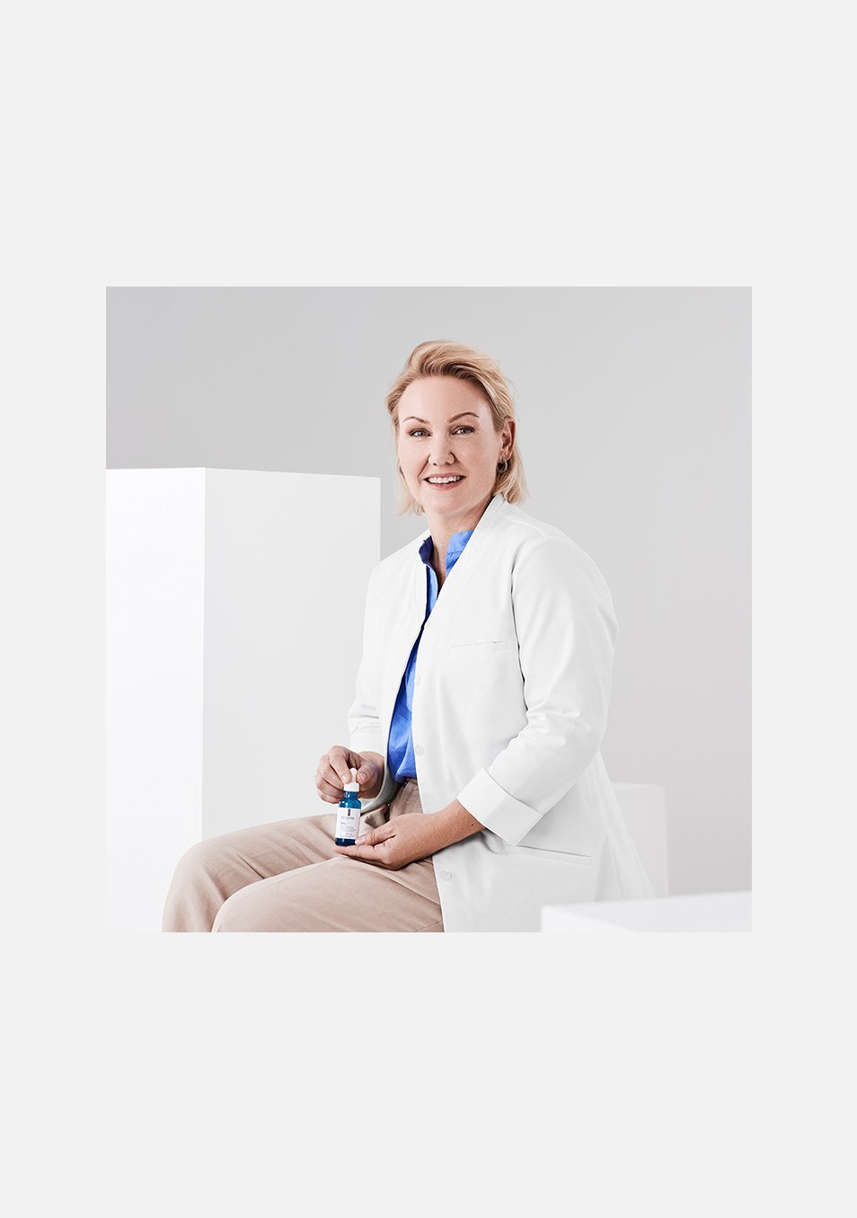 https://www.laroche-posay.dk/-/media/project/loreal/brand-sites/lrp/emea/nordics/simple-page/landing-page/flip-cards-carrousel/flip-card-images/flipcard-01-background-erika_954x1356.jpg