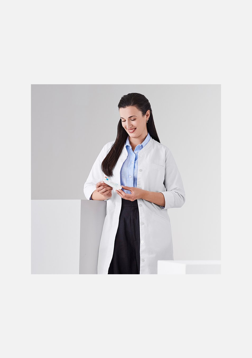 https://www.laroche-posay.dk/-/media/project/loreal/brand-sites/lrp/emea/nordics/simple-page/landing-page/flip-cards-carrousel/flip-card-images/flipcard-03-background-arna_954x1356.jpg